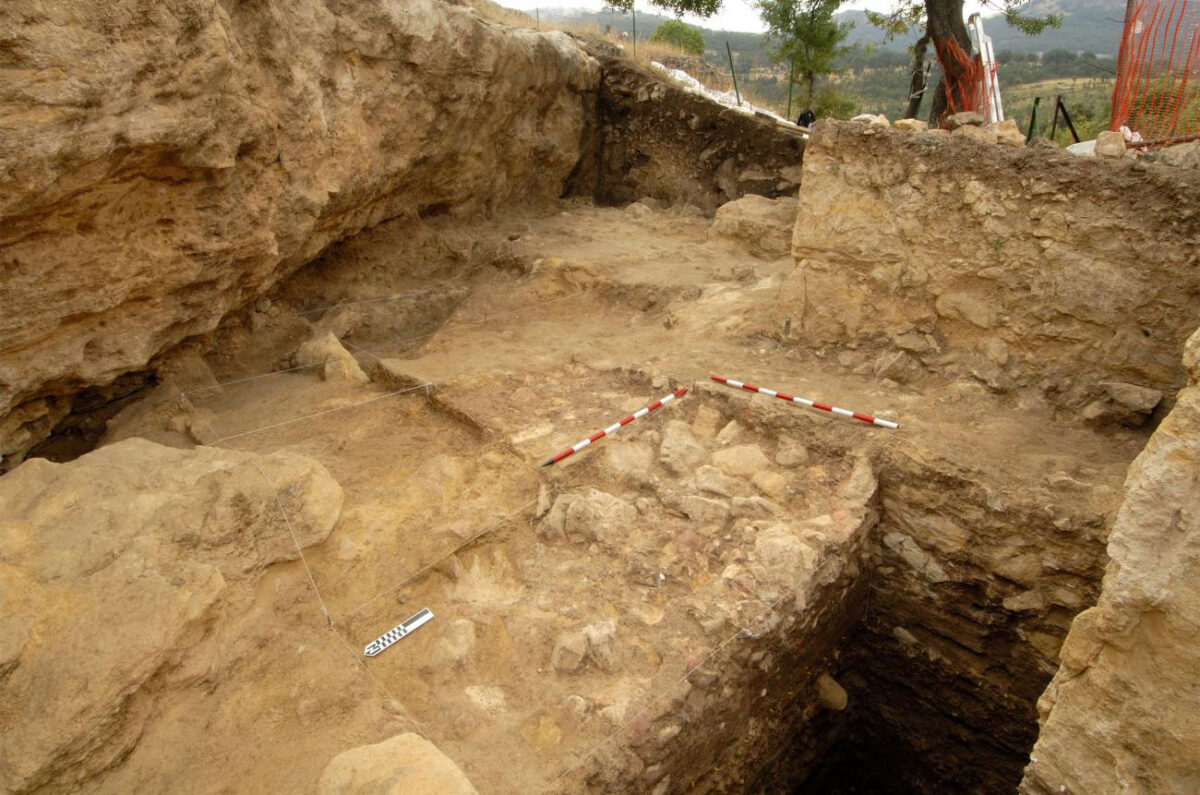 View of the Navalmaíllo Rock Shelter site. Image credit: CENIEH. 