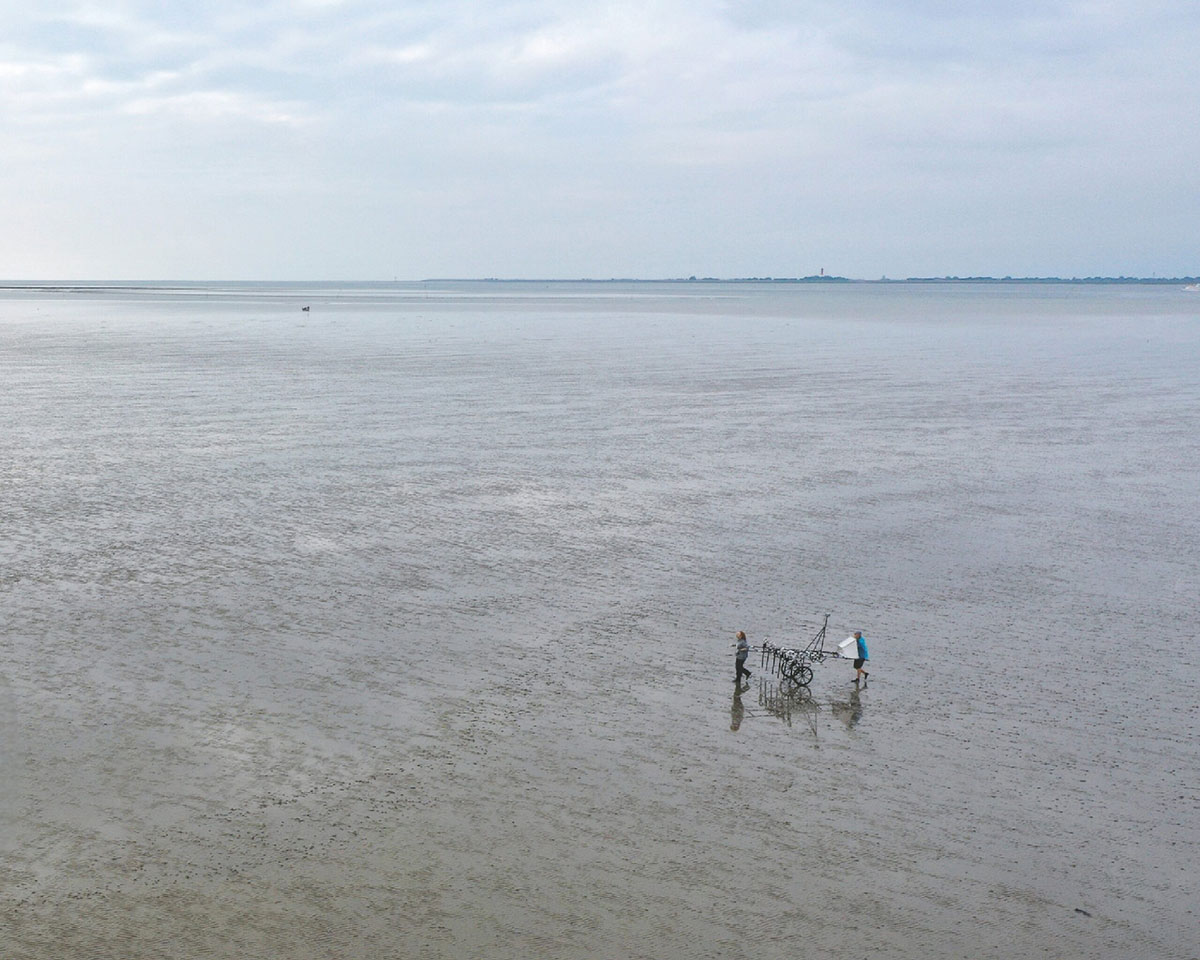 A lightweight survey vehicle provides large-scale magnetic mapping of cultural traces hidden beneath the present-day tidal flat surface. (photo/©: Dirk Bienen-Scholt)