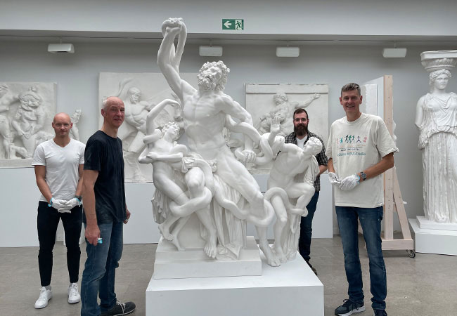 Weighty addition: The true-to-original, approx. 260 kg cast of Laocoön and His Sons, pictured after its arrival at Goethe University’s Sculpture Hall. Pictured here are artist Hans Effenberger (second from left), the curator of the Collection of Classical Antiquities and the Sculpture Hall Matthias Recke (right), and researchers from Goethe University’s Archaeological Institute, all of whom worked together to assemble the statue from twelve individual parts. (Photos: Oliver Dziemba/Goethe University)
