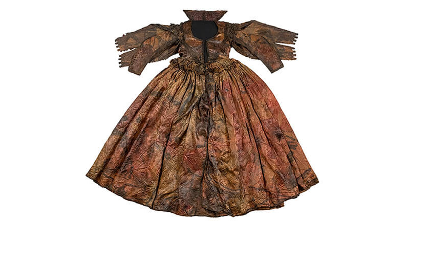 The dress is made of silk satin, decorated with a woven floral motif. In the seventeenth century it would have been referred to as a gown or tabard. Image: Museum Kaap Skil.