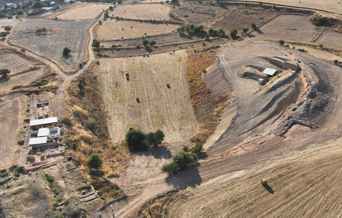 Fig. 12. Laona: the wall is visible (right/north). Hadjiabdoulla (left/south): the palace and industrial complex can be seen with temporary shelters for protection. UAV (drone) photograph from east to west. 