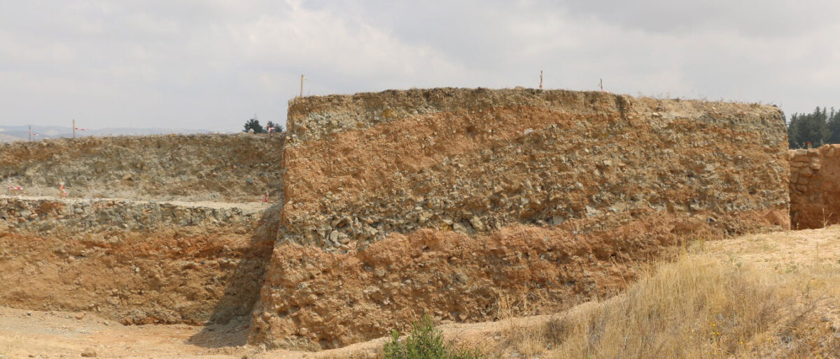 Fig. 6. Top of the tumulus, as it is preserved today. The ‘dome’ created by foreign soil and man-made layers with which the tumulus was constructed. 