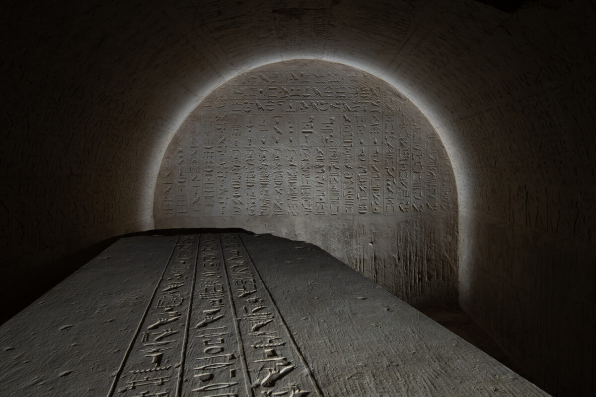 The southern wall of the burial chamber and the lid of Djehutiemhat's sarcophagus. Credit: Petr Košárek, © Czech Institute of Egyptology.