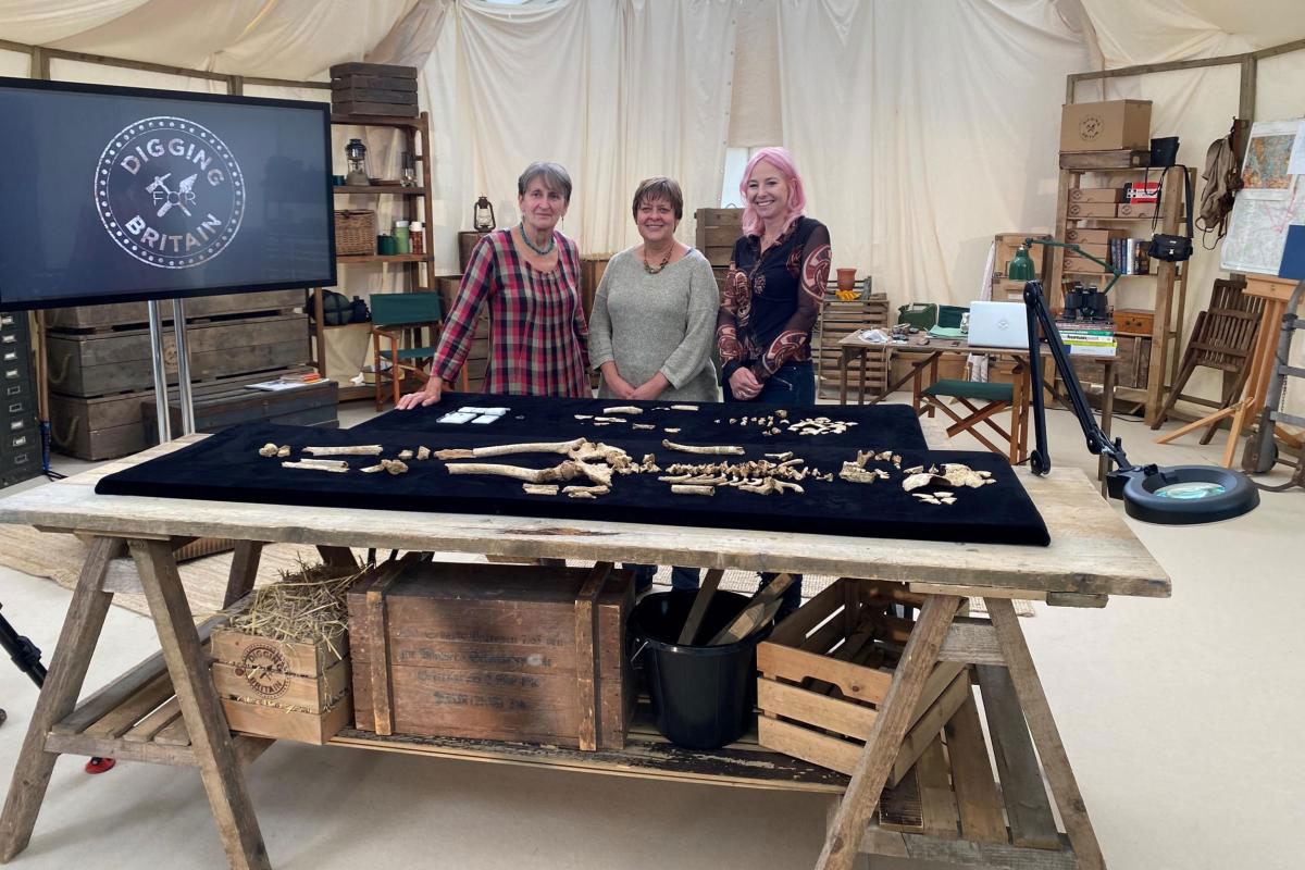 Professor Alice Roberts with osteologists Jacqueline McKinley and Ceri Boston from Wessex Archaeology in the Digging for Britain tent with two Anglo-Saxon burials found during excavations for Viking Link © Wessex Archaeology.