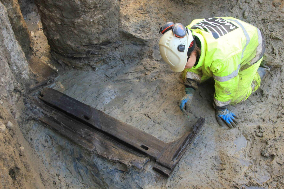 Archaeologist excavates part of the funerary bed. ©MOLA
