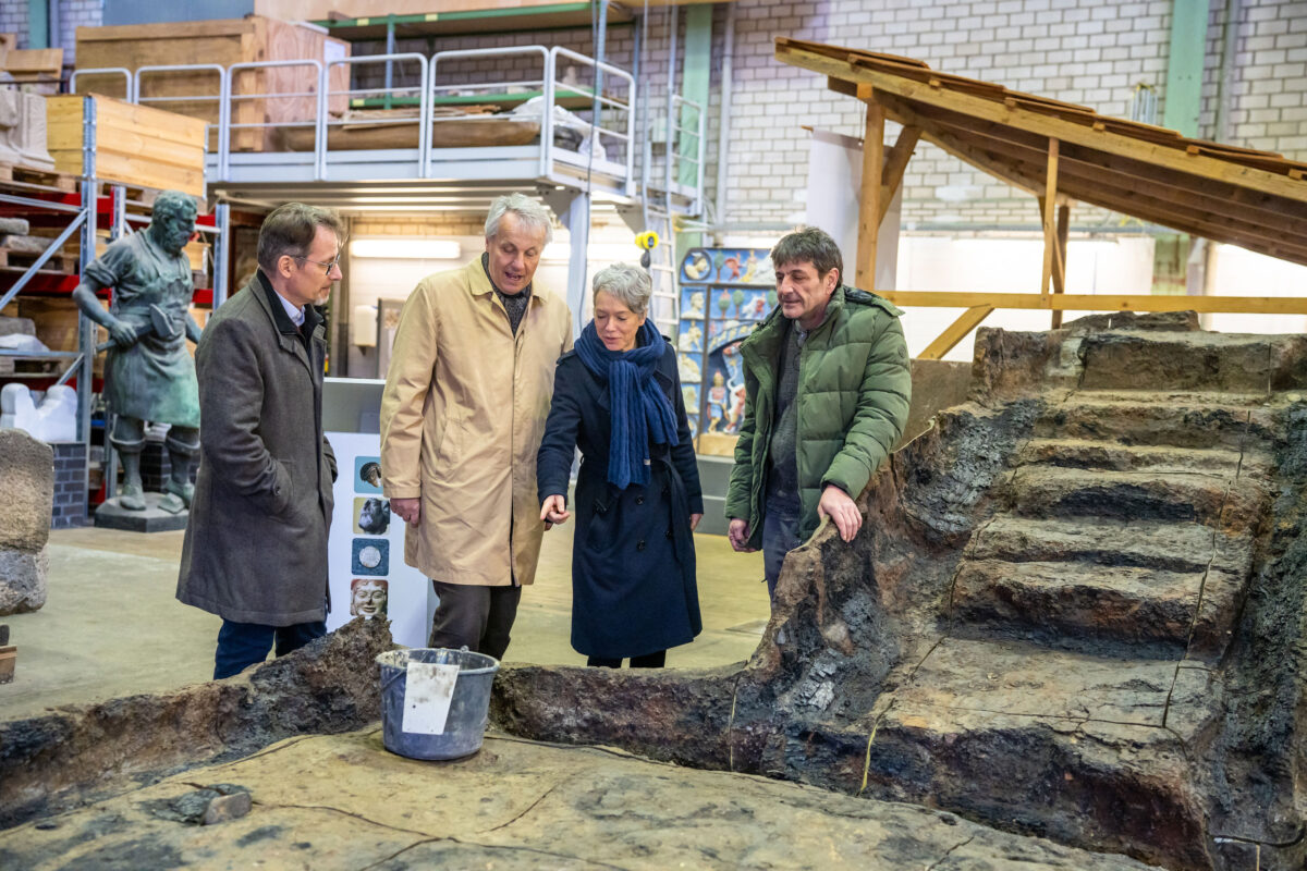 The presentation of the cellar at the press event with Dr. Ina Hartwig, Head of the
Department of Culture, Dr. Wolfgang David, Director of the Archaeological Museum Frankfurt, and
the conservators Detlef Bach (Winterbach) and Thomas Flügen (Archaeological Museum Frankfurt).
(Photos: Holger Menzel)