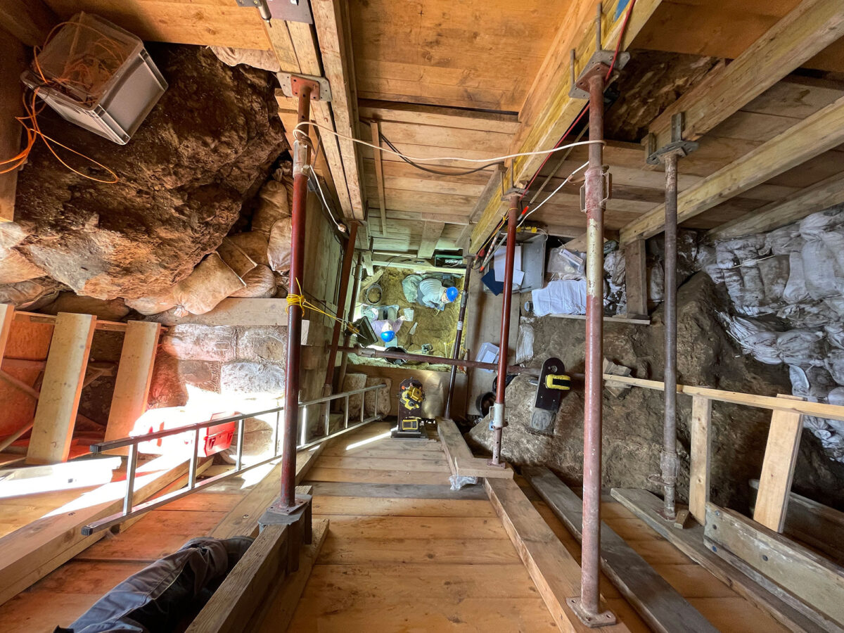 The cave site Ilsenhöhle beneath the castle of Ranis. The cave was first excavated more than 90 years ago, and re-excavated between 2016 and 2022. © Tim Schüler TLDA, License: CC-BY-ND 4.0