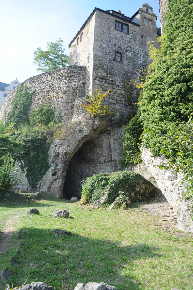 The cave site Ilsenhöhle beneath the castle of Ranis. The cave was first excavated more than 90 years ago, and re-excavated between 2016 and 2022. © Tim Schüler TLDA, License: CC-BY-ND 4.0