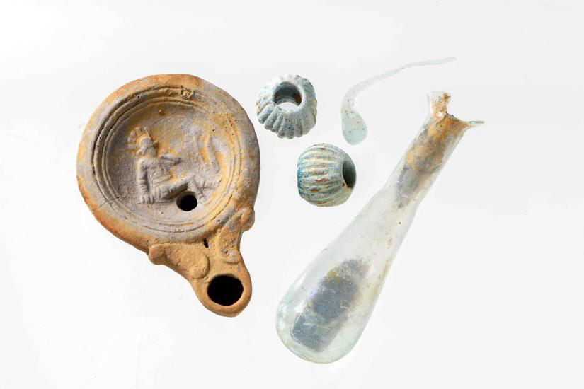 Roman lamp, glass vial and beads from a cremation burial ©MOLA