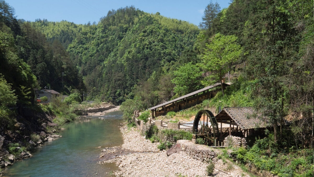 Dragon kiln structure built on a slope near a mountain and river in South China, specifically in Longquan County, Zhejiang Province. It boasts a large capacity for loading ceramic firings. Photography by Derek Kennet (2017).