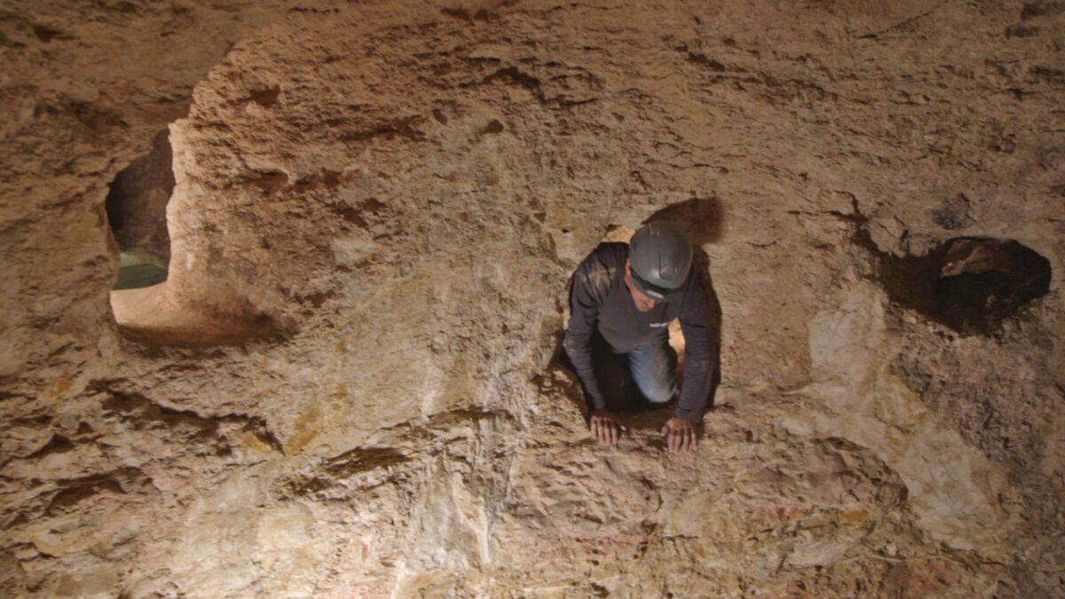 Several tunnels allowed maneuvering in narrow, low spaces underneath the houses. Photo credit: Emil Aladjem and Dafna Gazit, Israel Antiquities Authority. 