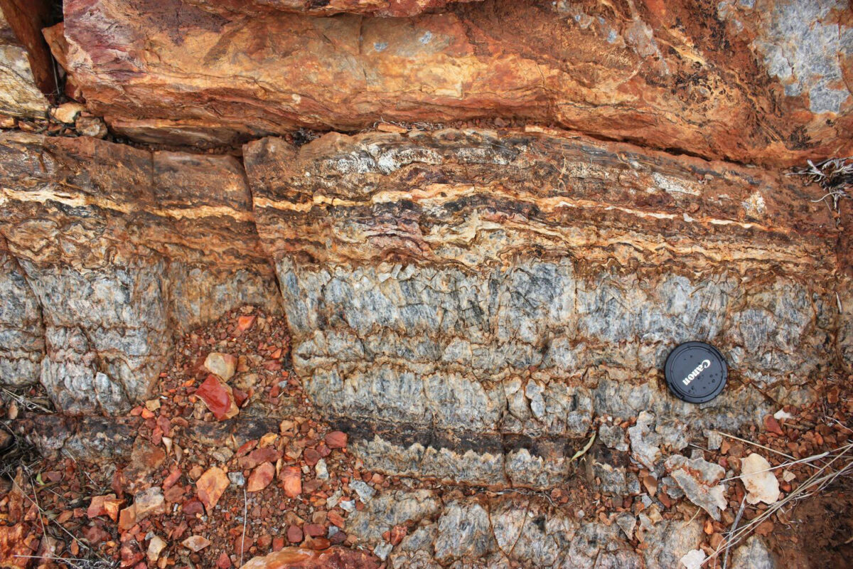 Rocks of the Pilbara Craton exposed on the surface: grey barite rock at the bottom, reddish stromatolites due to oxidation at the top. 
Photo: Jan-Peter Duda