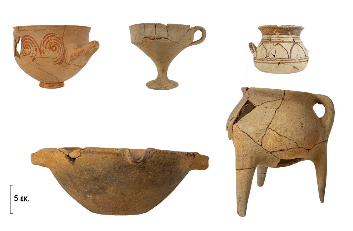 Five vessels from the destruction layer of the Mycenaean building. Image source: Ministry of Culture and Sports