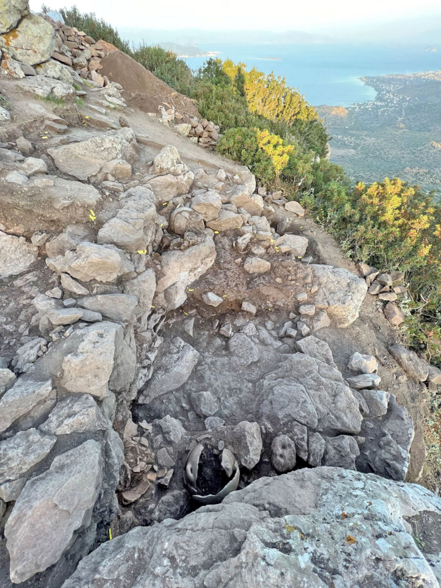 The Mycenaean building with some of the vessels during the excavation. Image source: Ministry of Culture and Sports