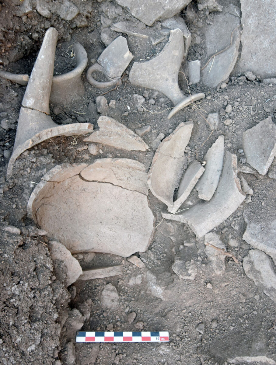 Mycenaean tripod bowl and kylix. Image source: Ministry of Culture and Sports