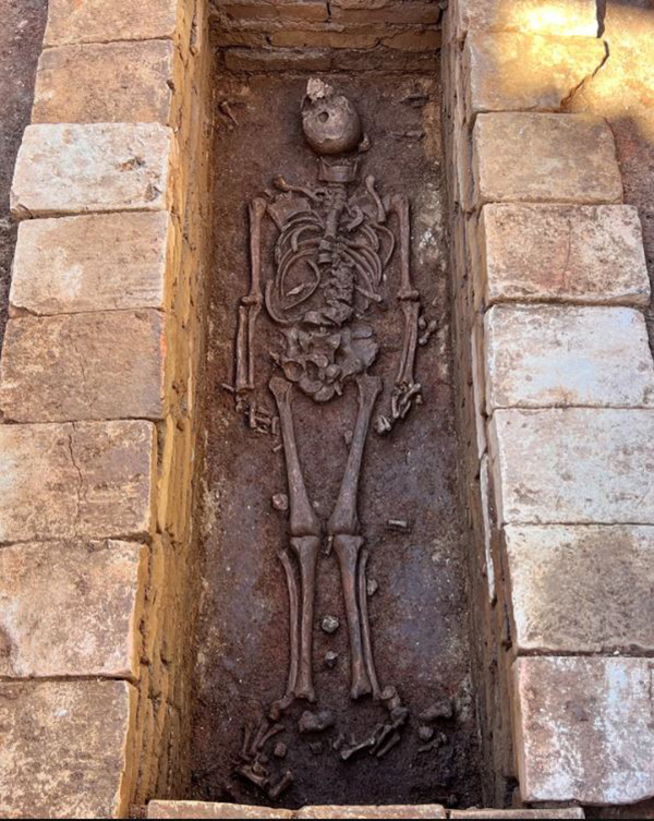 Three graves from the ancient Roman city of Ossónoba