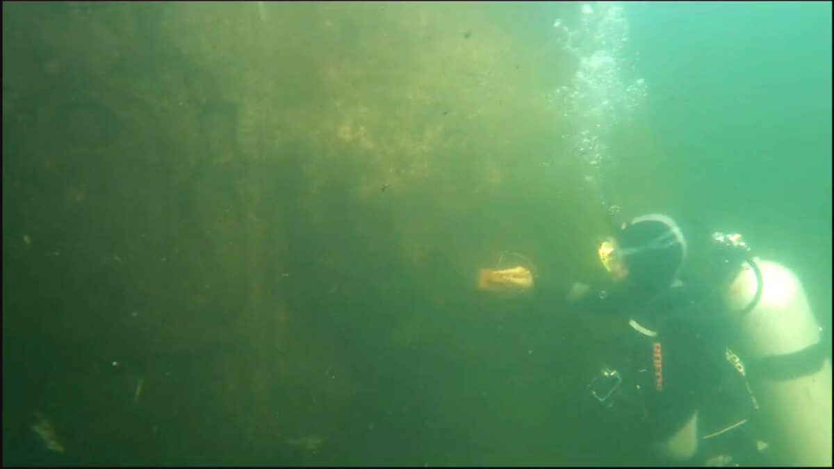 Divers document rock inscriptions submerged in the Nile. Source: MoTA, Egypt.