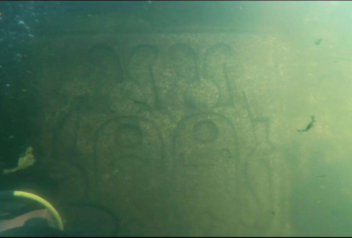 Divers document rock inscriptions submerged in the Nile. Source: MoTA, Egypt.