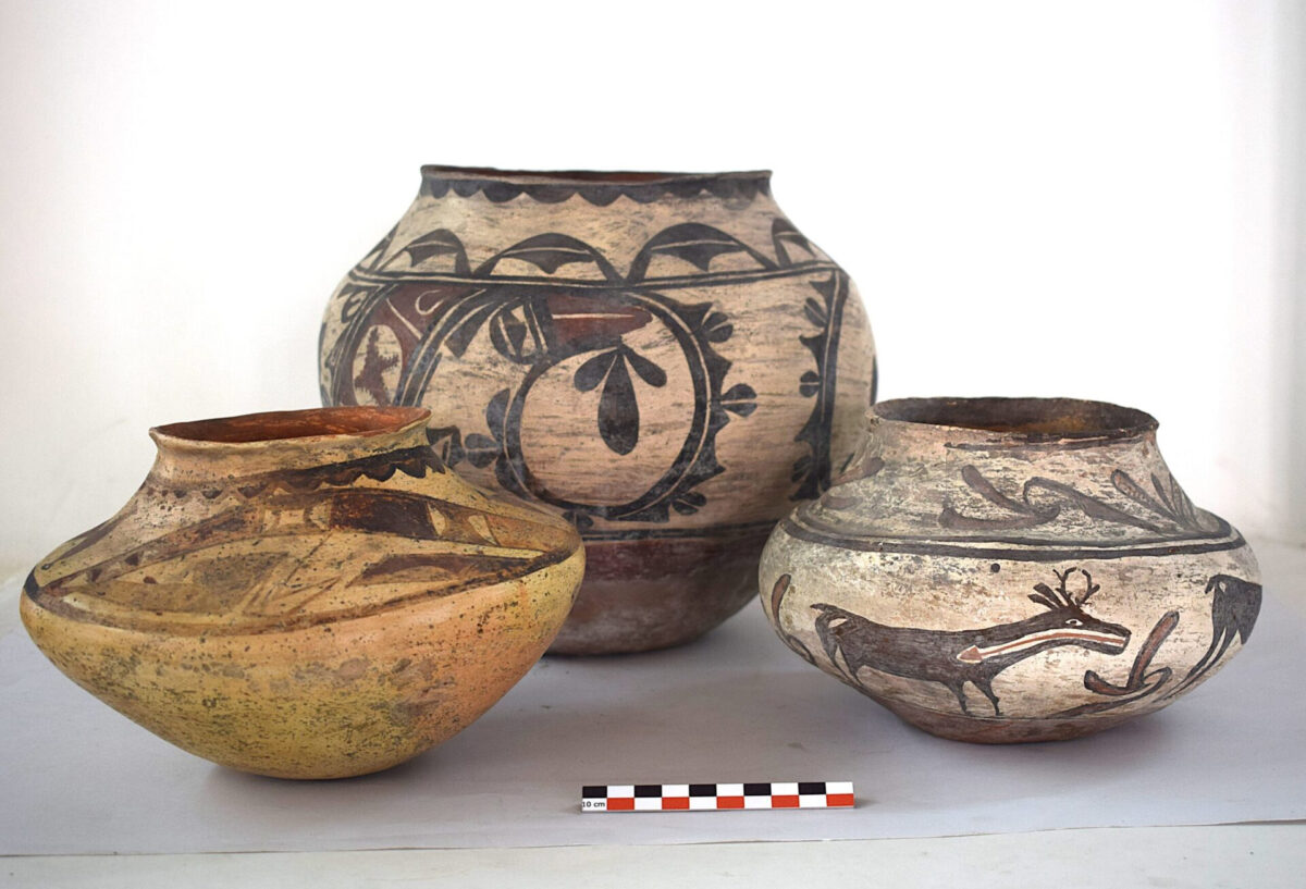 Three terracotta vases from Arizona and New Mexico, made in the 19th c. CE by the Hopi and the Zuni Tribes, sent to Greece in May 1931. The representation of the deer with the “heartline” stands out, symbolizing the hunter’s wish for the peaceful surrender of the animal’s soul, 19th c. CE. (Photographic Archive of the Hellenic National Archaeological Museum)
