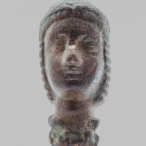 Bronze head of a Kore, found near ‘the cave of Vasilis’. Herakleion Archaeological Museum.
