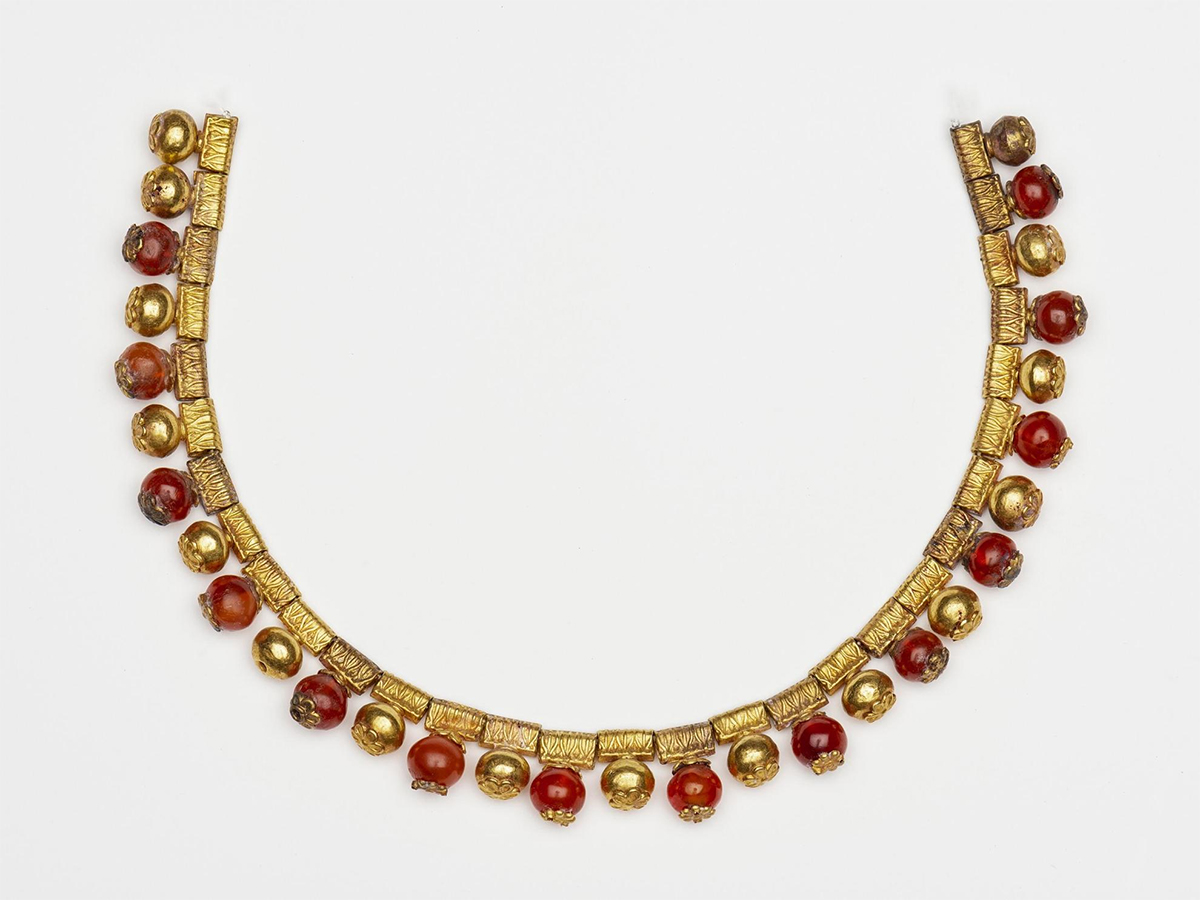 Boston Museum returns gold and carnelian necklace to Turkey