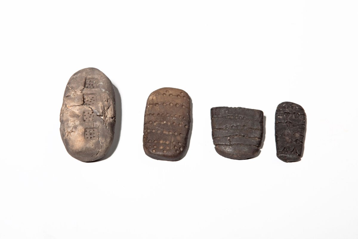 Fig. 1: „Brotlaibidole“ from pile dwellings in the Garda region, province of Mantua (Photo: Stefanie Friedrich).
