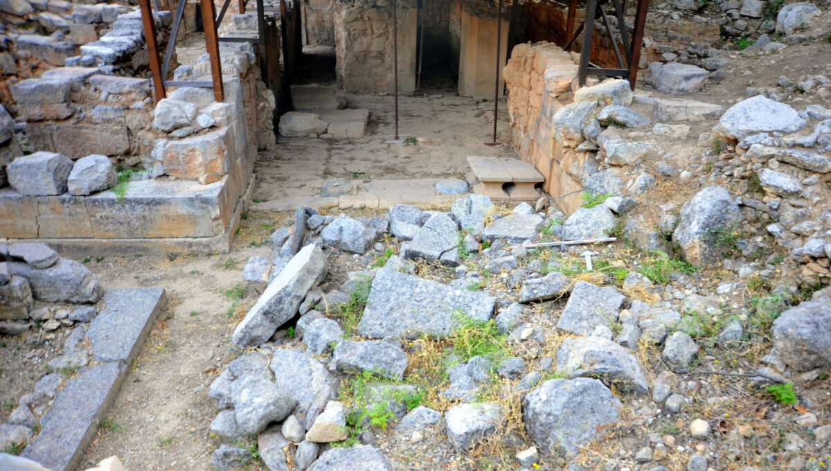 Fallen blocks. Beneath them a stone base with parts of burnt wood was revealed. Image: Ministry of Culture