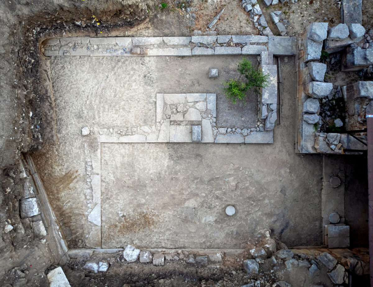 The entrance with the four altars (on the right) and two more altars, an oblong and a stepped one, in the courtyard of the palace. Image: Ministry of Culture