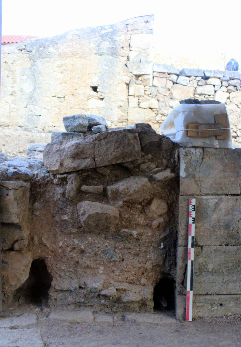 Door of the west wall, which retains the lintel with a pillar base, made of gypsum. Image: Ministry of Culture