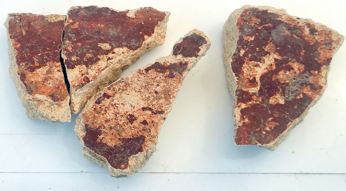 Fallen parts of plaster with red colour. Image: Ministry of Culture