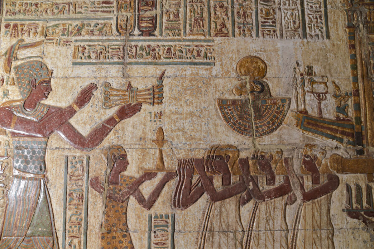 The king sacrificing four incense burners before Khnoum’s holy barque. In front of him is the sem-priest, wearing a leopard skin and making an offering of a potter’s wheel to the creator god Khnoum. Photo: Ahmed Amin Copyright: Ministry of Tourism and Antiquities