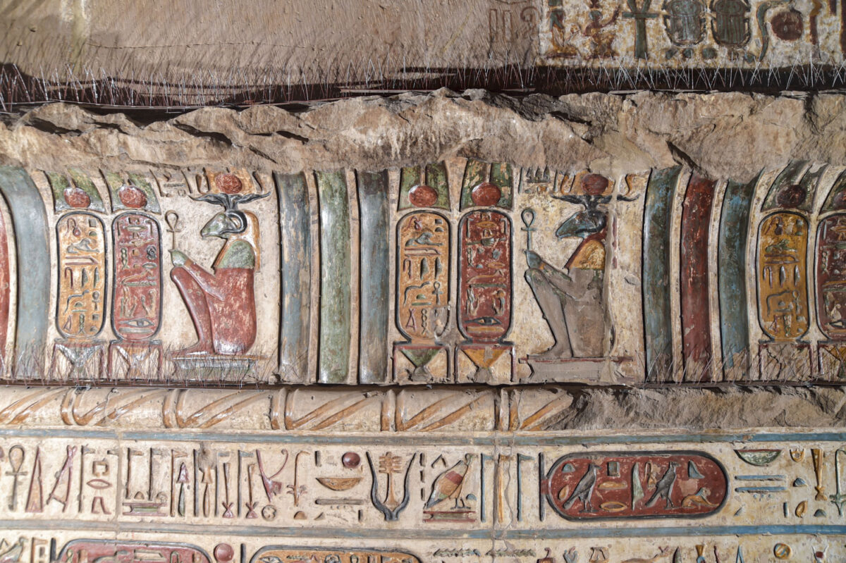 The cartouches of Ptolemy VI on the Ptolemaic facade. In front of them, two forms of the local god Khnoum. At the top of the picture, modern spikes have been installed as protection against pigeons. Photo: Ahmed Amin Copyright: Ministry of Tourism and Antiquities