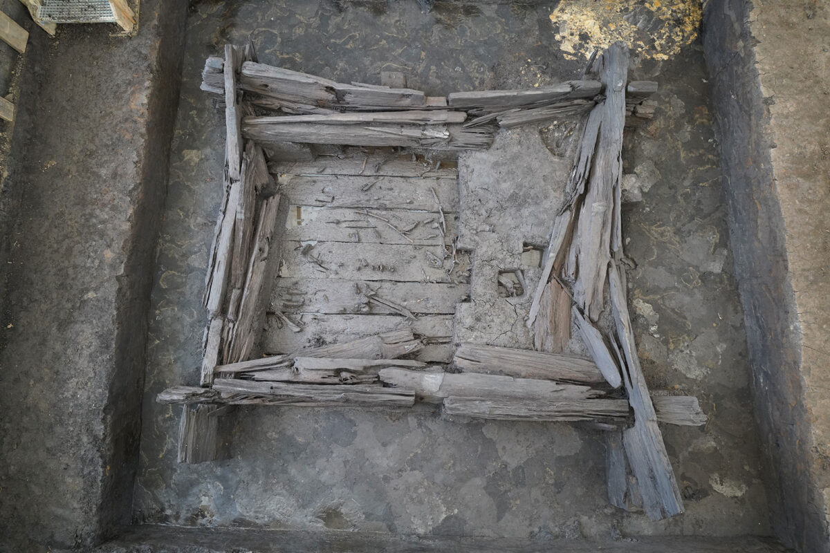 Fig. 11. Overview photo of the excavated burial chamber with chamber walls and chamber floor. Credit: Landesamt für Denkmalpflege im Regierungspräsidium Stuttgart / Jörn Heimann