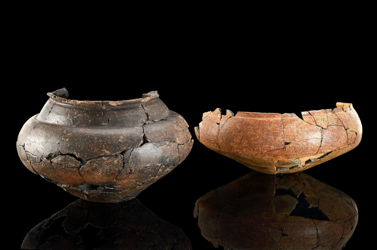 Fig. 8. Ceramic vessels of the early 6th century BCE, which served as urns. Credit: Landesamt für Denkmalpflege im Regierungspräsidium Stuttgart / Yvonne Mühleis