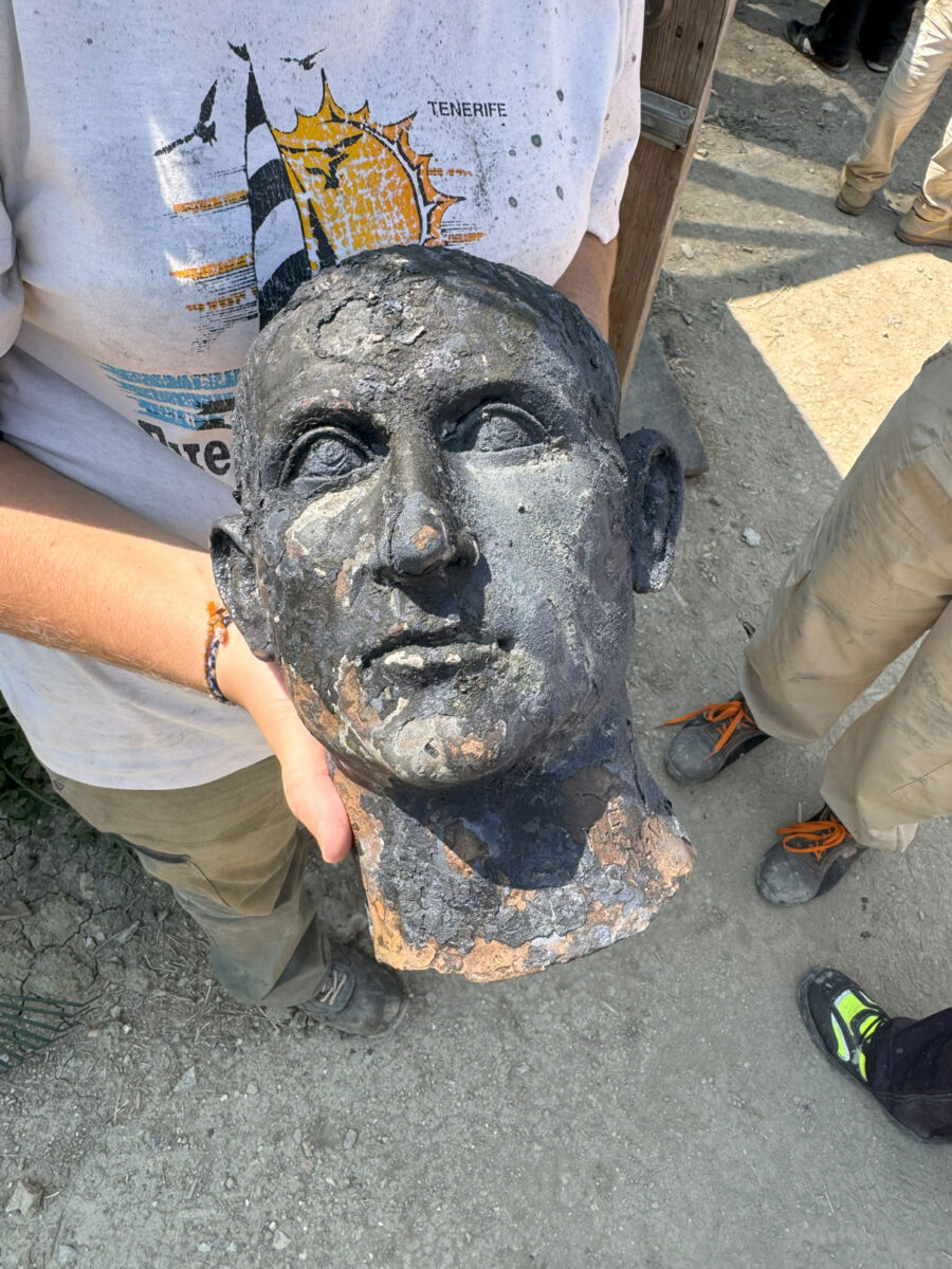 Head of male statue. Copyright SABAP-SI Comune di San Casciano dei Bagni Unistrasi. Foto di Ludovico Salerno.