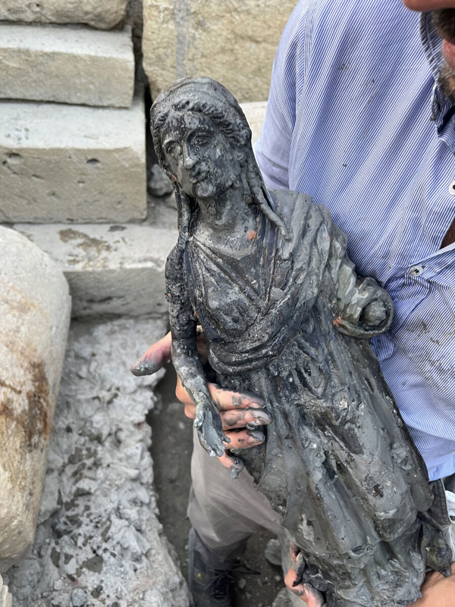 Statue of praying woman. Copyright SABAP-SI Comune di San Casciano dei Bagni Unistrasi. Foto di Claudia Petrini.