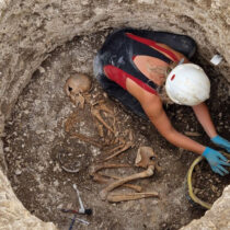 Ancient genomes reveal an Iron Age society centred on women