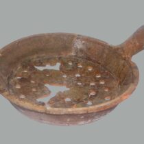 Cooking utensil (frying pan) with perforated bottom and glazing (after 1312).	