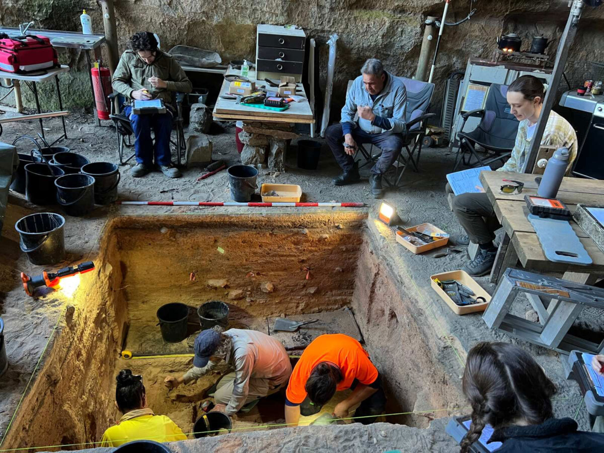 Australian Museum excavation of Dargan Shelter with First Nations community and Dr Amy Mosig Way. Photo credit : Meagan Warwick.