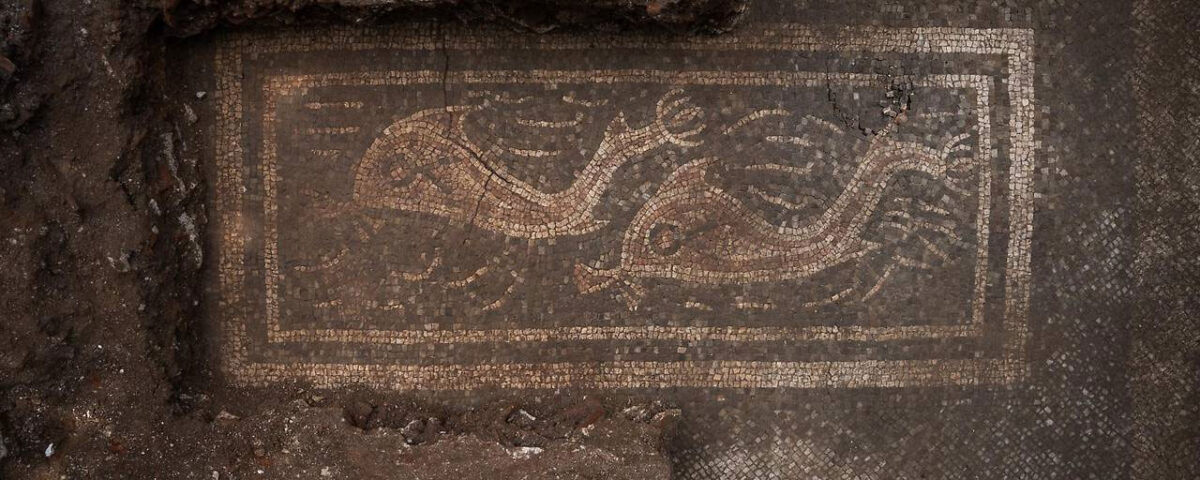 Two dolphins swimming through stylized waves, a motif seldom seen this far north of the Mediterranean. Image : OÖ Landes-Kultur GmbH