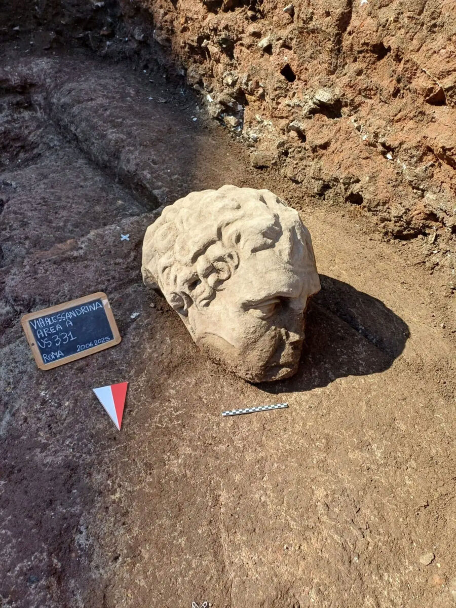 Roman marble head unearthed in Via Alessandrina, Rome, Italy. Image : Comune di Roma