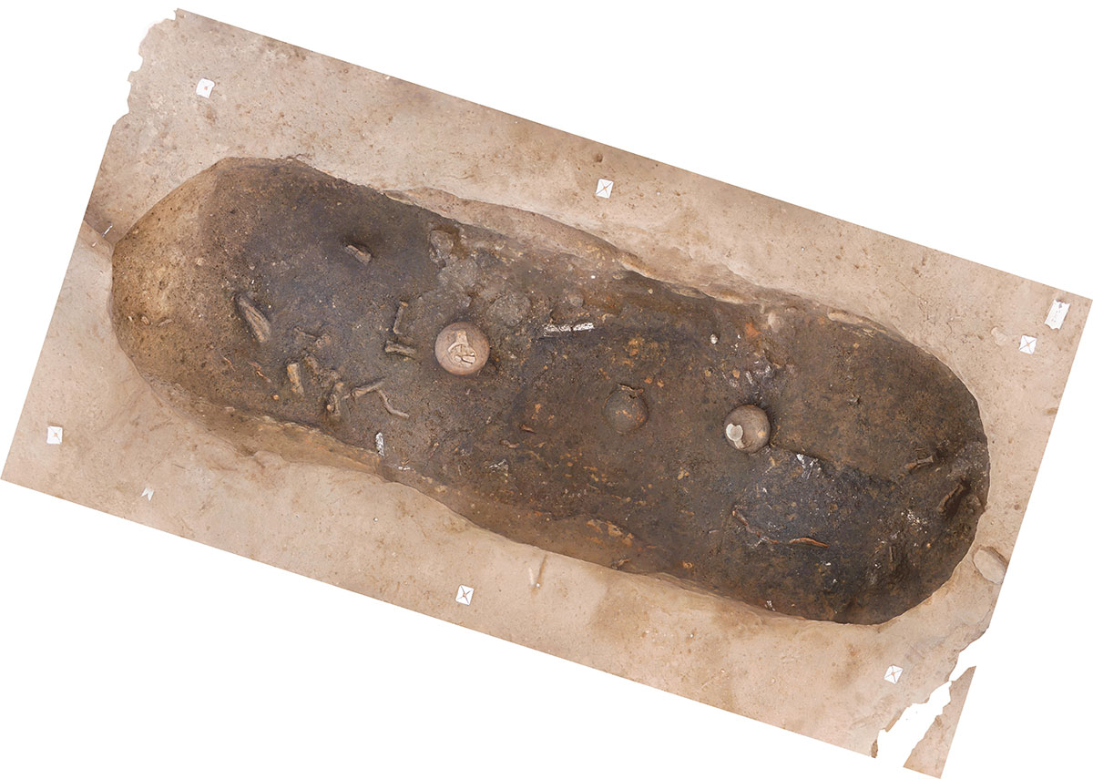 At the end of the cremation, the bones of the deceased partially collapsed into the recessed area of the pyre-grave. © Sylvie Duchesne, Inrap