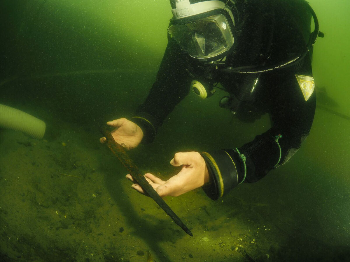 An archaeologist recovers a spear in Lake Lednica, Poland. Image:
M. Popek
