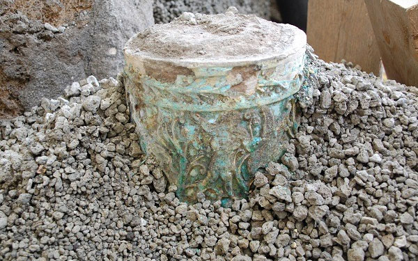 A touch of Egypt in a Pompeii fast food kitchen