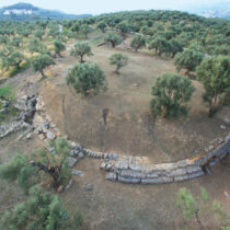 Aerial photograph of the “Round Building” before the enhancement work. (From the guide of the project: ‟Protection, Configuration, Enhancement and Connection of the Archaeological Sites of Sparta”. Archive of the Ephorate of Antiquities of Laconia (EPH.A.LAC)./Photo V.Georgiades)