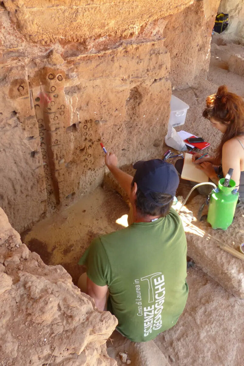 Serena Perini and Giovanni Muttoni during the sampling for magnetostratigraphy in the Grotte à Hominidés deposits at the Thomas Quarry I.
© D. Lefèvre, Programme Préhistoire de Casablanca