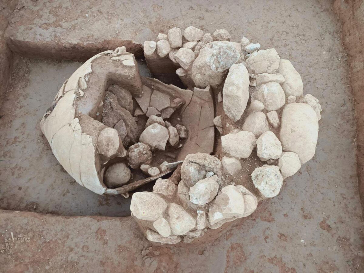 The pithos and the semicircular wall around its mouth. Image credit: Ministry of Culture