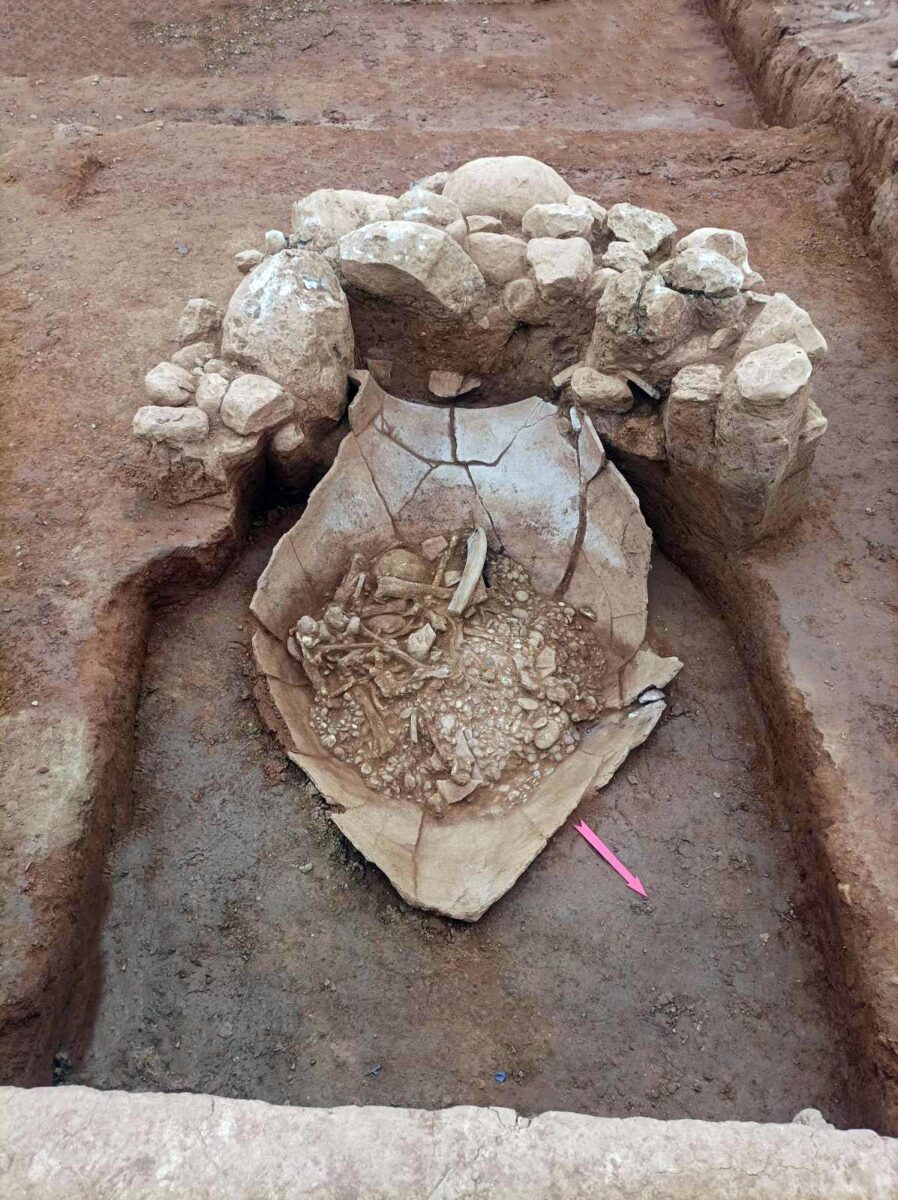 The skeletal remains on the layer of sand and pebbles. Image credit: Ministry of Culture