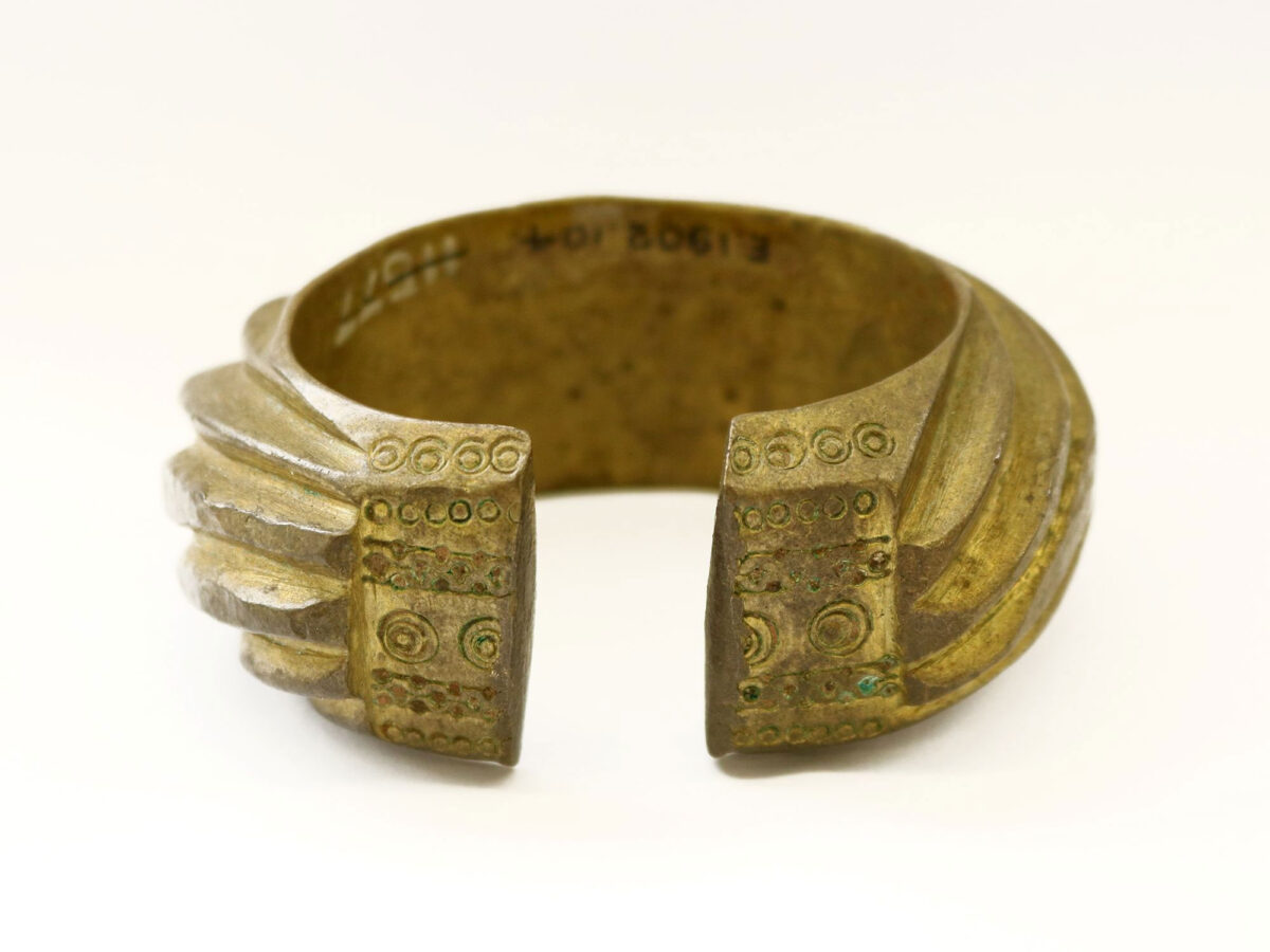 A brass penannular bracelet decorated with heavy slanting bands. (MAA ID No. E 1902.104)