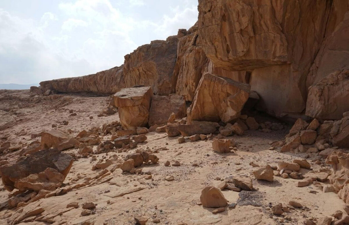 The chronological and technical diversity of the engravings at Umm Iraq makes it a natural open-air museum documenting the development of human artistic and symbolic expression from prehistoric times through the Islamic periods.